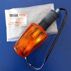 Yamaha RD350 RZ350 FZ750 FZR750 FZR1000 Vorderer Blinker komplett neu 1VU-83310-00