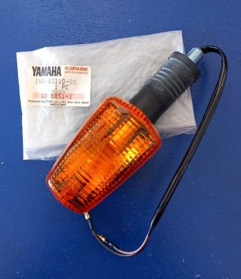 Yamaha RD350 RZ350 FZ750 FZR750 FZR1000 Vorderer Blinker komplett neu 1VU-83310-00